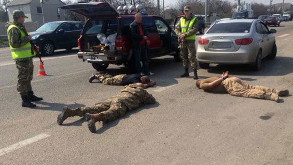 Задержаны люди в камуфляже, перевозившие оружие