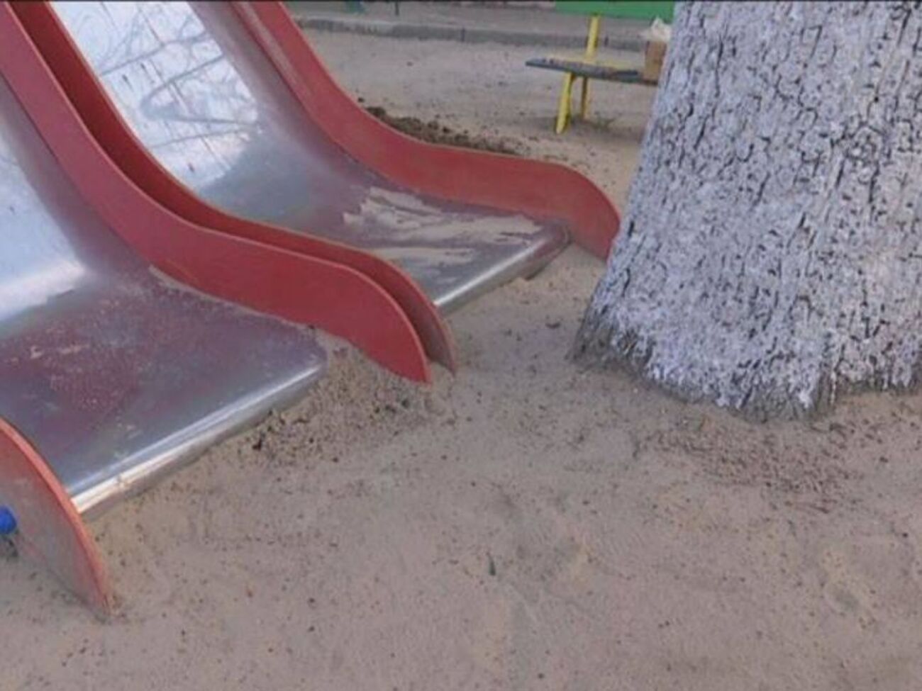 Нужно быть смелым ребенком, чтобы спуститься с такой горки