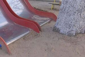 Нужно быть смелым ребенком, чтобы спуститься с такой горки