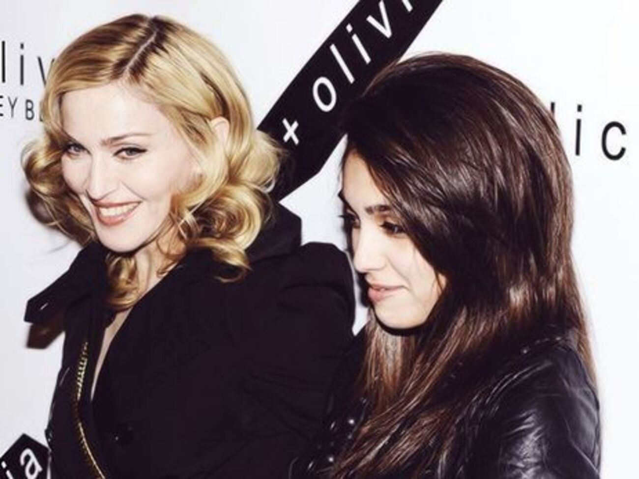 Лурдес (на фото праворуч) показала рослинність під рукою