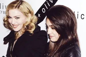 Лурдес (на фото праворуч) показала рослинність під рукою