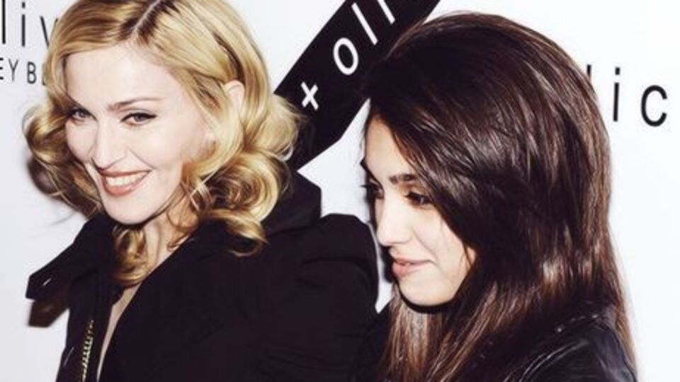 Лурдес (на фото справа) показала растительность под рукой