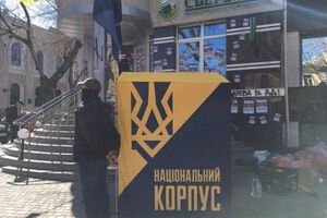 Вікна "Сбербанка" заклеїли стікерами