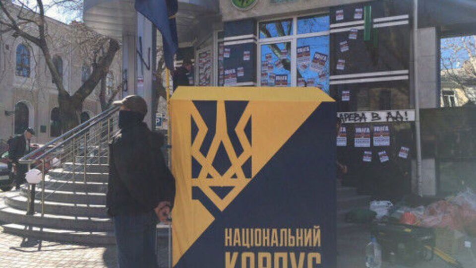 Вікна "Сбербанка" заклеїли стікерами