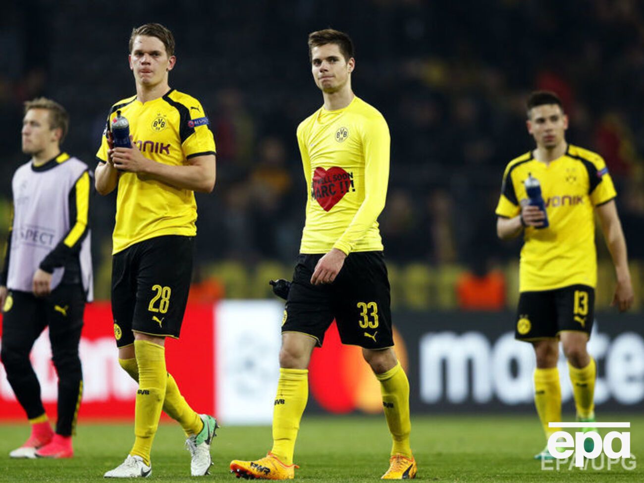 Футболисты "Боруссии" поддержали своего партнера по команде Марка Бартра, пострадавшего при взрыве