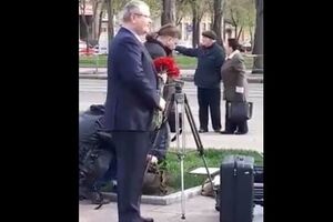 Вілкул запевнив, що не забирав квіти, а залишив їх біля пам'ятника