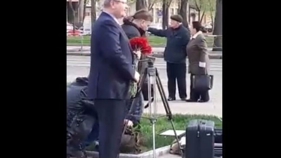 Вилкул заверил, что не забирал цветы, а оставил их у памятника