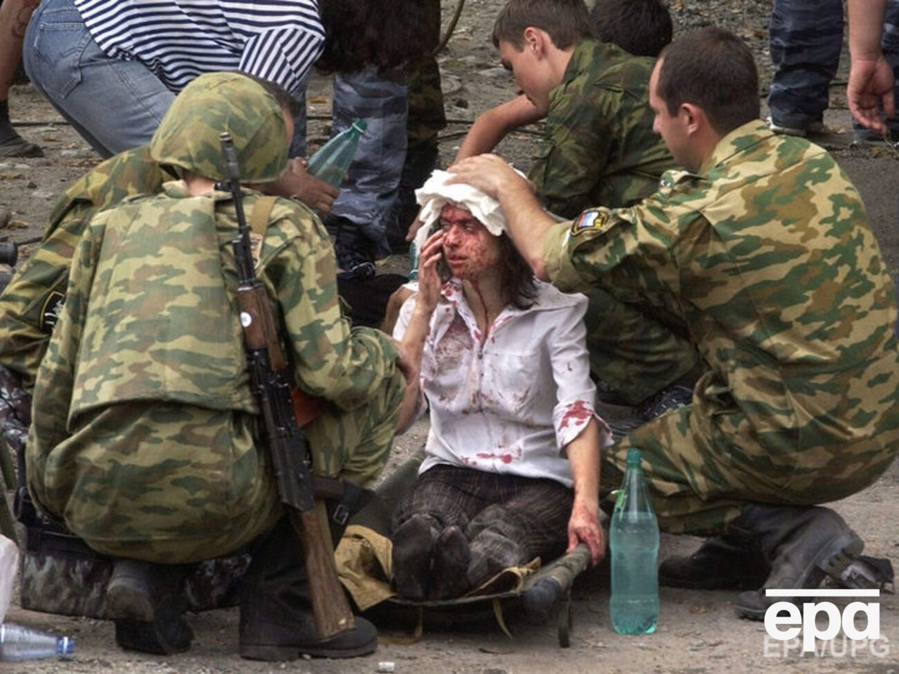 В результате нападения и позднего штурма здания школы в Беслане более 800 человек были ранены