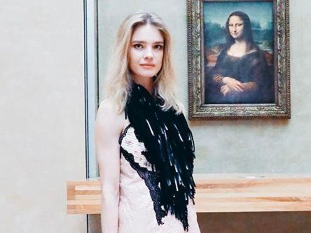 Водянова одягла сукню з паєтками з переробленого ПЕТ-пластику