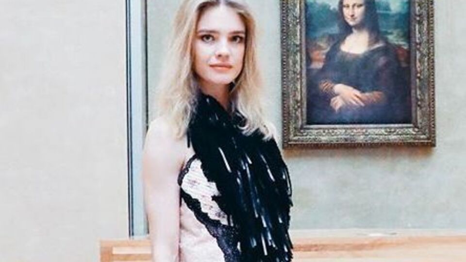 Водянова одягла сукню з паєтками з переробленого ПЕТ-пластику