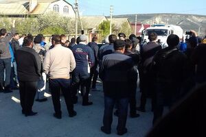 Жителі Бахчисарая біля будинку Сейдамета Мустафаєва, де пройшов обшук