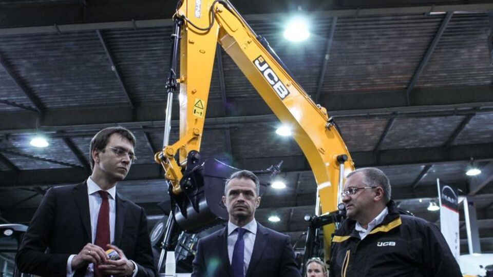 Омелян (ліворуч) уважає, що розвиток дорожнього господарства – це інвестиція в сьогодні