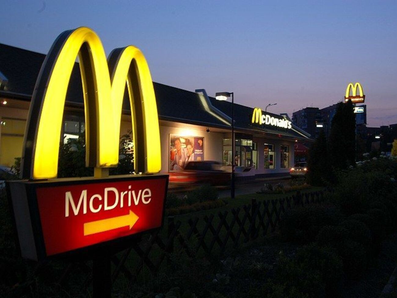 Хлопчик так хотів до McDonald's, що сам поїхав за бургерами на батьковому авто