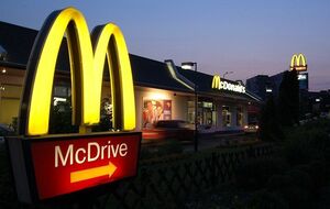 Хлопчик так хотів до McDonald's, що сам поїхав за бургерами на батьковому авто