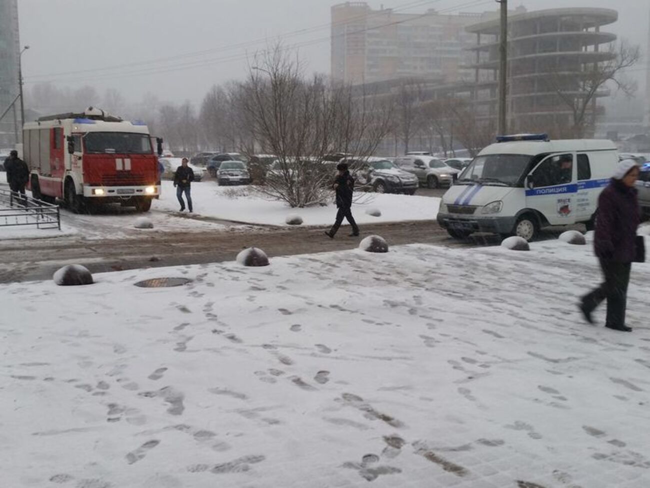 На место происшествия прибыли полиция и пожарные