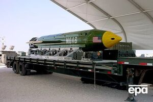 Бомба GBU-43 Massive Ordnance Air Blast (МОАБ), подготовленная для испытания в Военно-воздушном военном центре Эглин, Флорида, США, 11 марта 2003 года