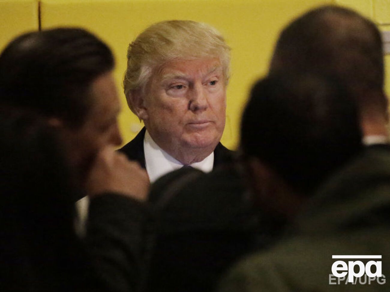 Джерела видання зазначають, що зв'язки оточення Трампа з РФ виявили випадково