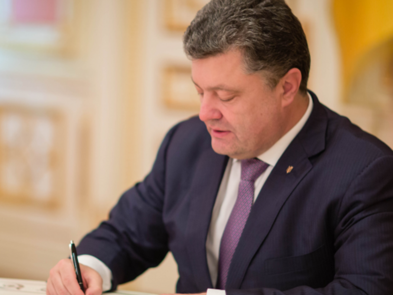 Порошенко подписал закон,&nbsp;который повышает ответственность военнослужащих