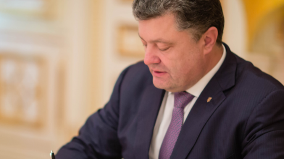 Порошенко подписал закон, который повышает ответственность военнослужащих