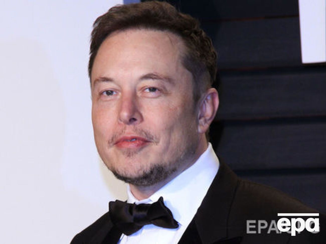 Маск анонсував появу першої вантажівки з електродвигуном