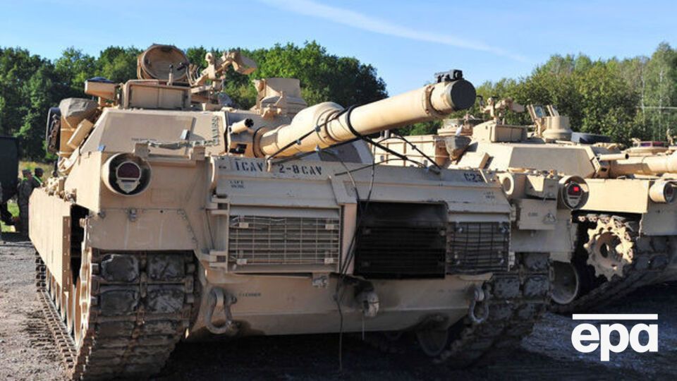 Переброшенные в Европу танки M1A2 Abrams были закамуфлированы для условий пустыни