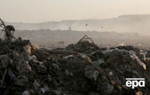 Через тривалі дощі гора сміття на звалищі почала зміщуватися в бік будинків, пізніше відходи загорілися