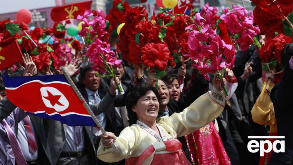 "День сонця". У КНДР відзначають 105-річчя з дня народження свого засновника Кім Ір Сена. Фоторепортаж