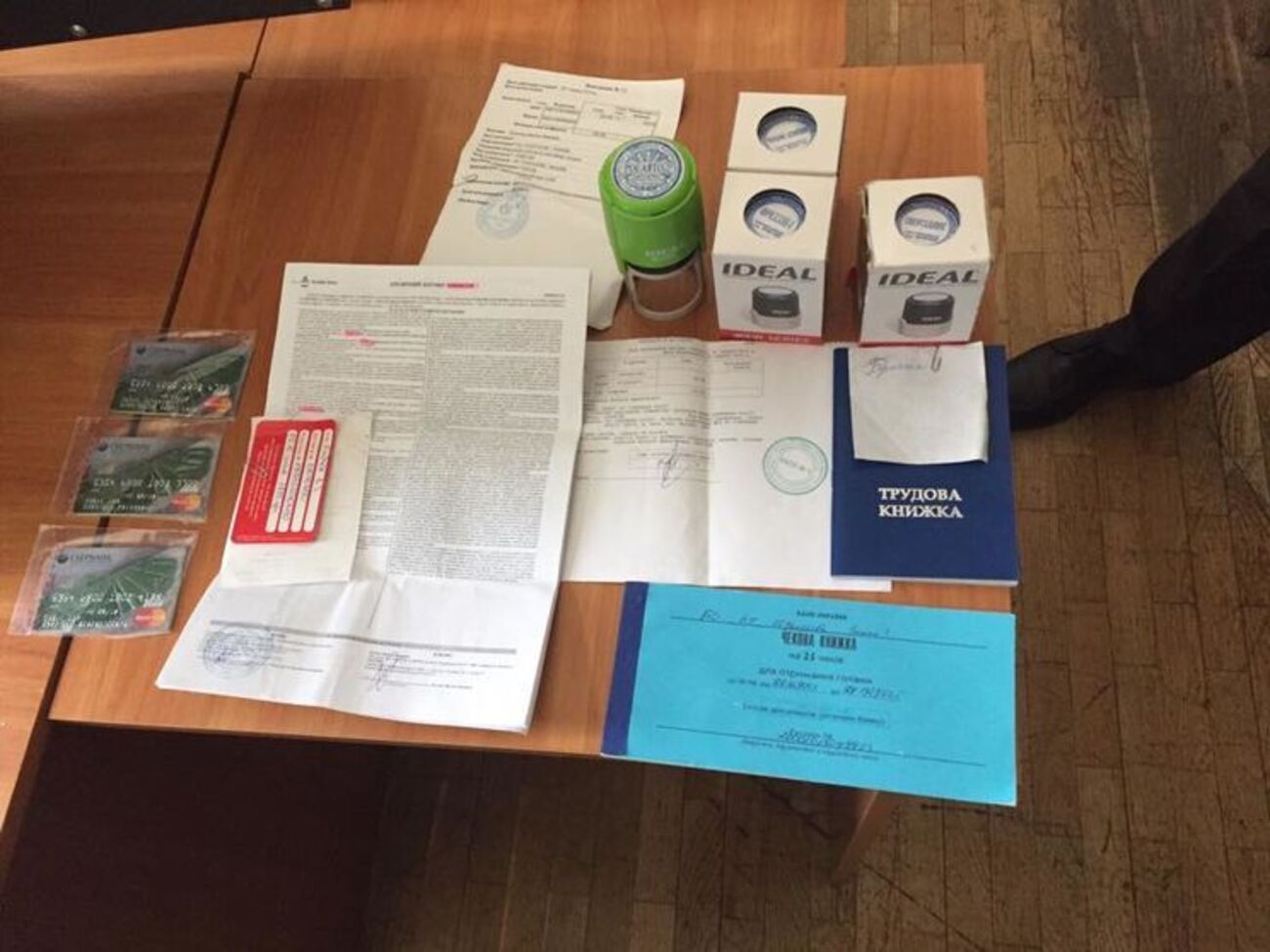 В ходе обысков изъяли компьютерную технику, банковские карты, чековые книжки, документацию и другое