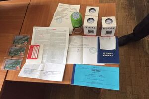 Під час обшуків вилучили комп'ютерну техніку, банківські картки, чекові книжки, документацію тощо