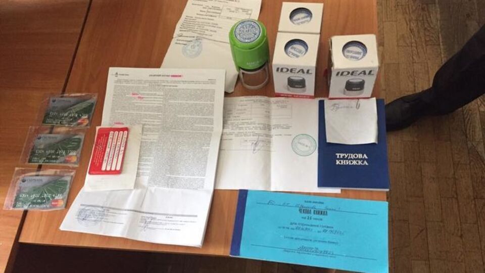 Під час обшуків вилучили комп'ютерну техніку, банківські картки, чекові книжки, документацію тощо