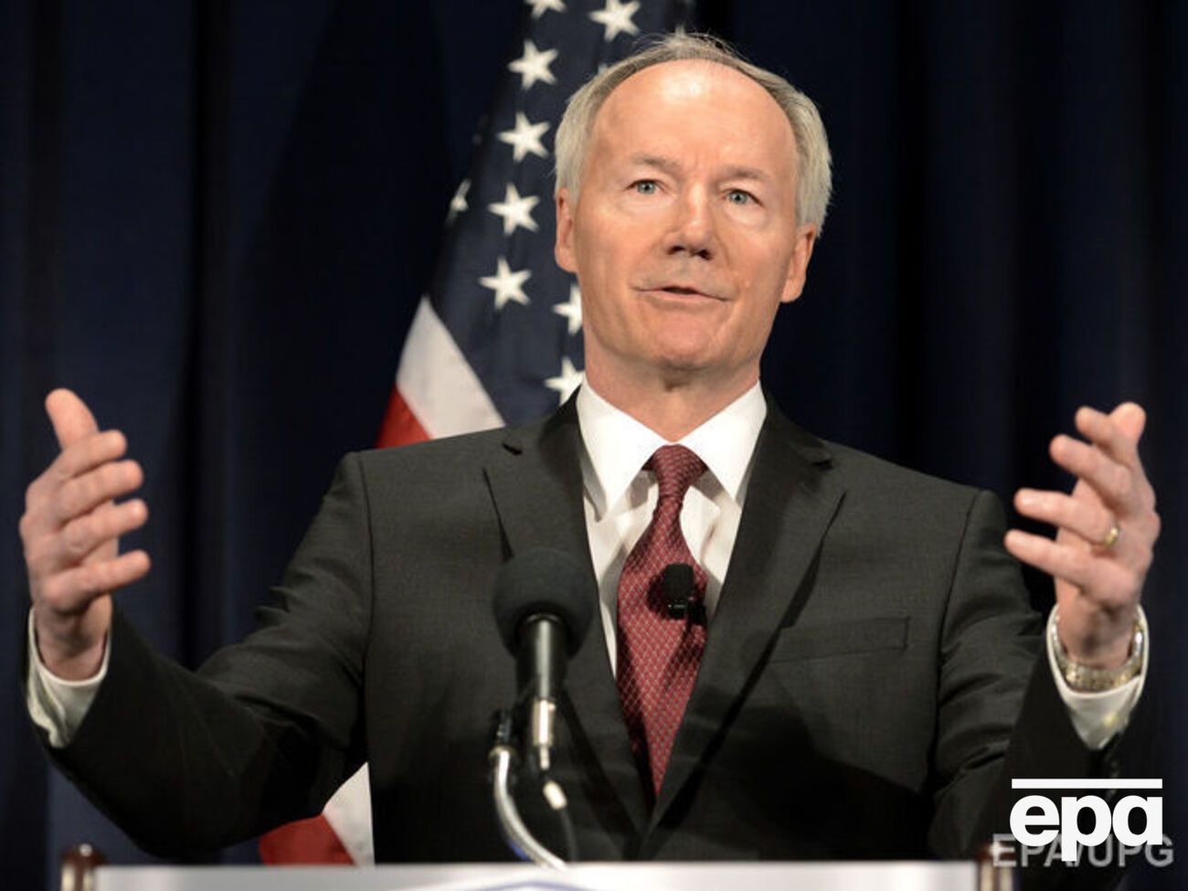 Хатчинсон назвал решение о казнях тяжелым