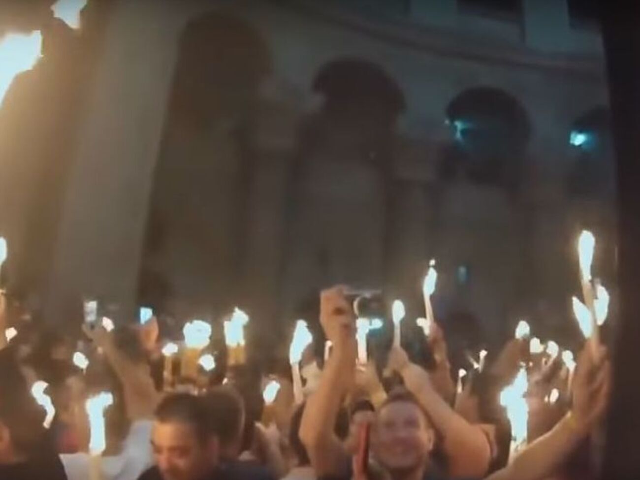 Люди передавали огонь друг другу