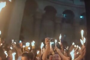Люди передавали огонь друг другу