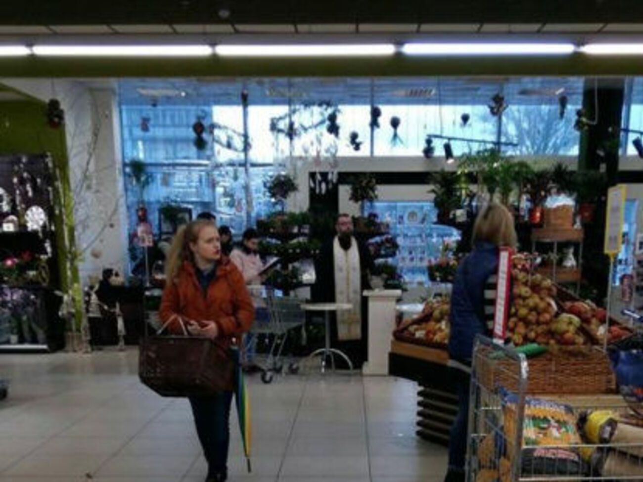 Священик у супермаркеті