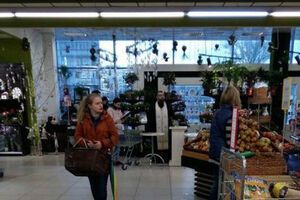 Священик у супермаркеті