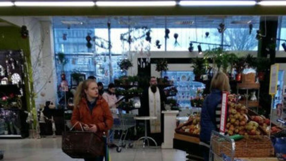 Священик у супермаркеті
