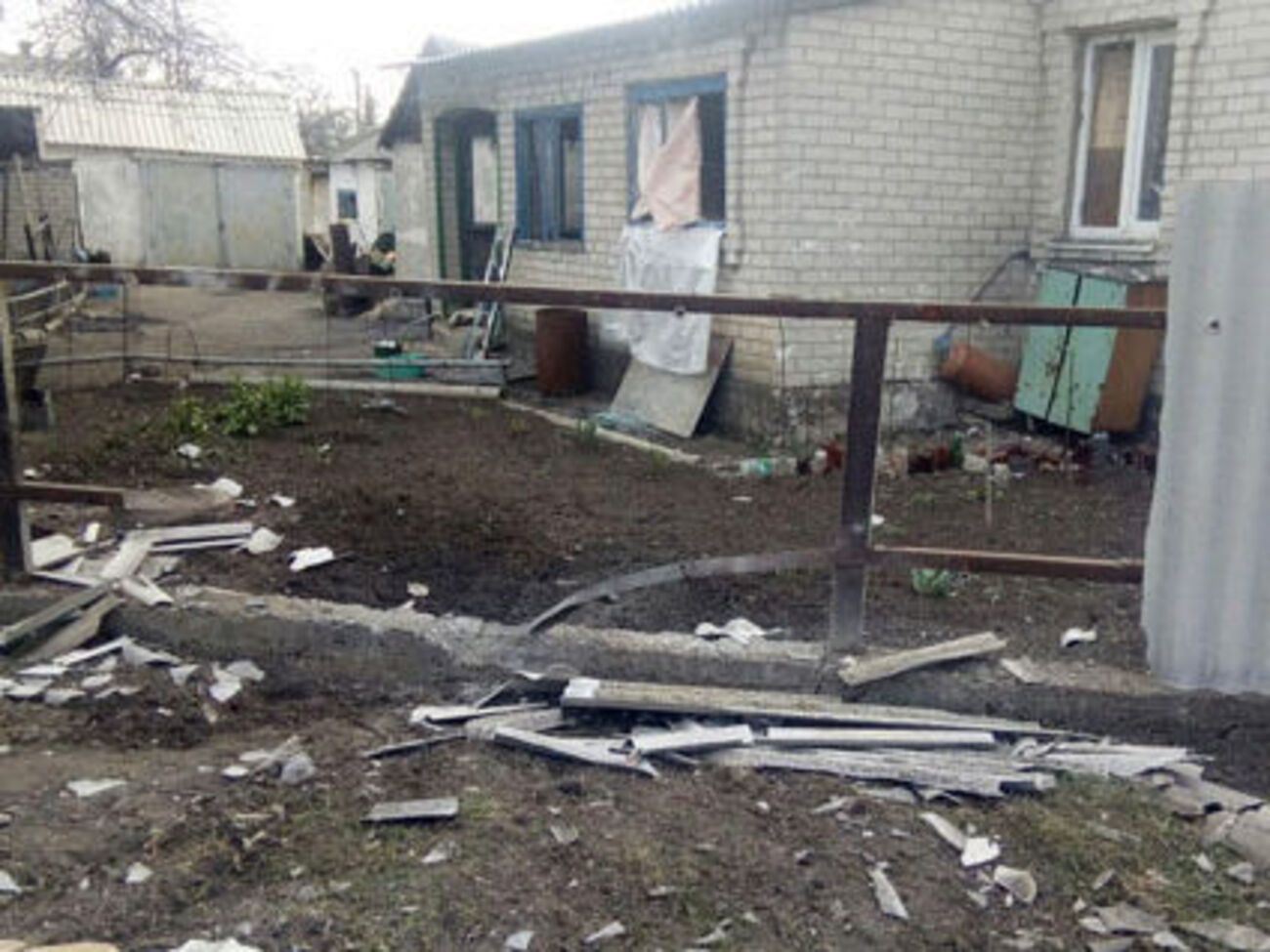 У приватному будинку в Авдіївці внаслідок обстрілу пошкоджені вікна та паркан
