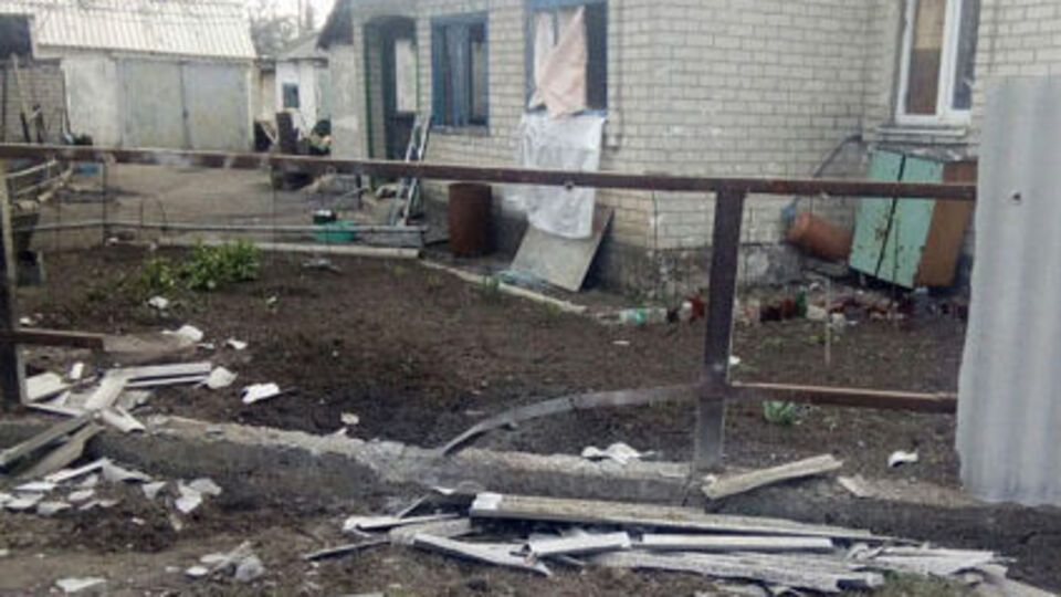 У приватному будинку в Авдіївці внаслідок обстрілу пошкоджені вікна та паркан