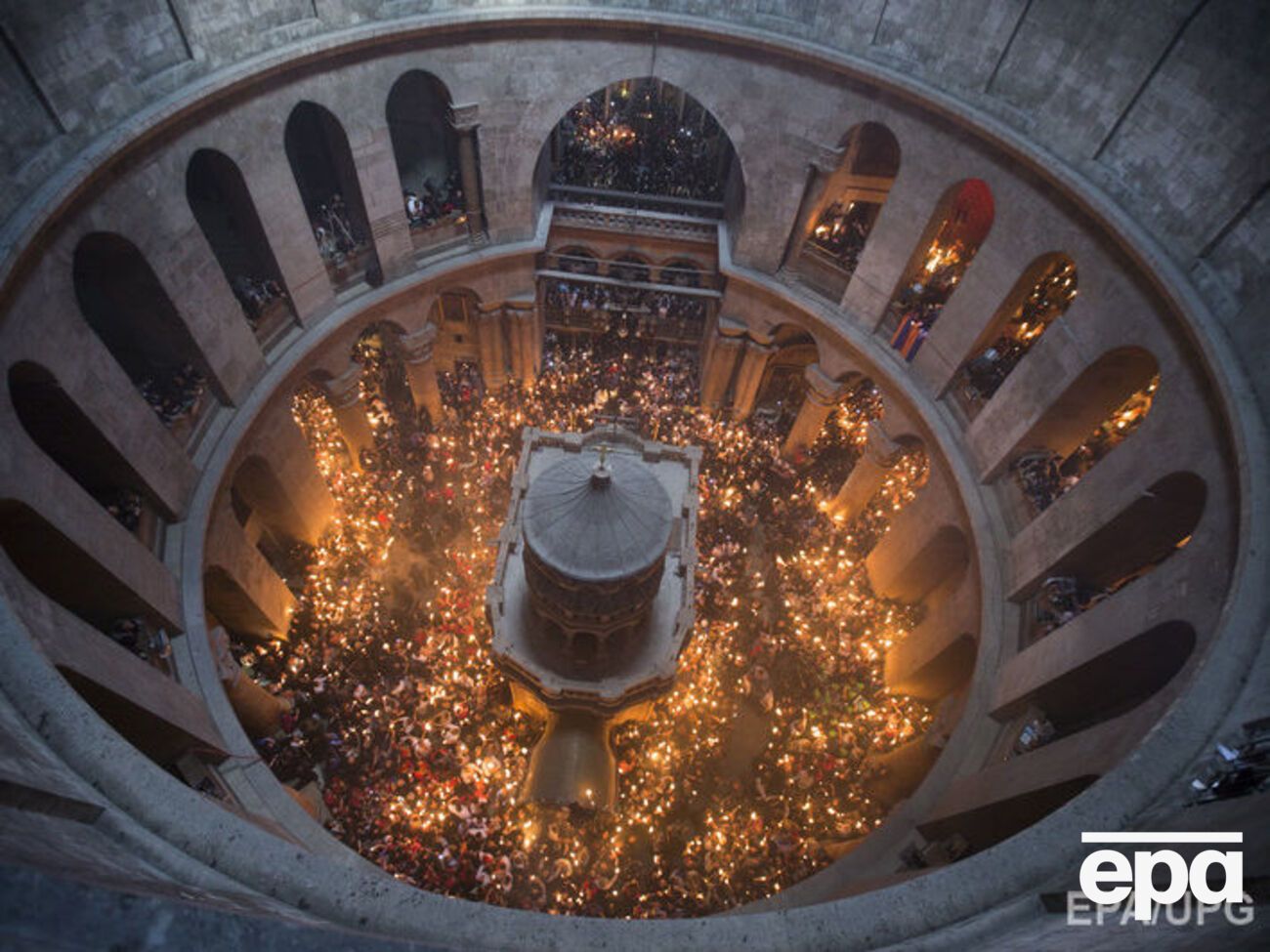 Благодатный огонь доставили в Украину