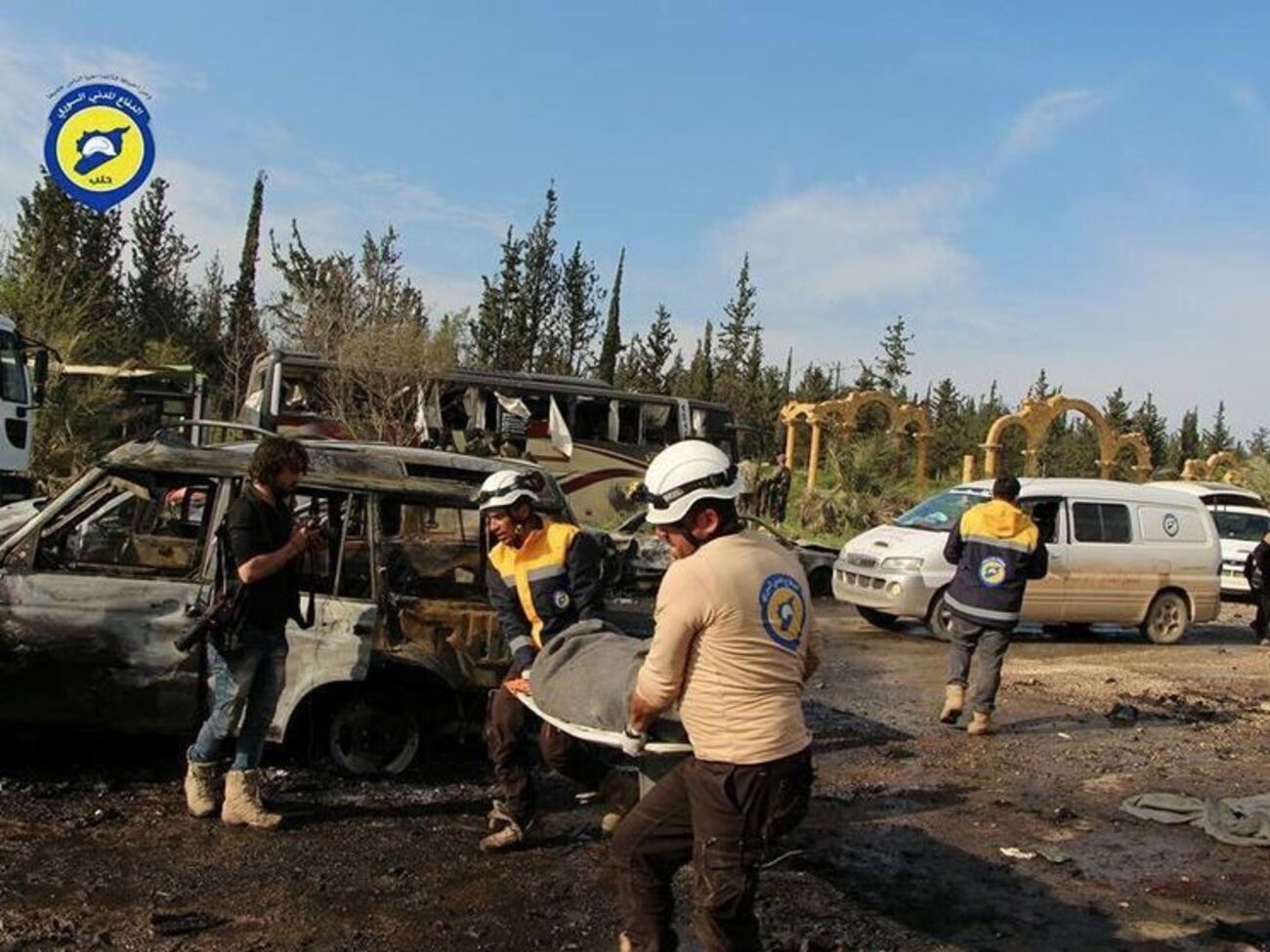 Рятувальники з "Білих касок" проводять усі необхідні роботи на місці події