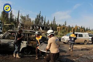 Рятувальники з "Білих касок" проводять усі необхідні роботи на місці події