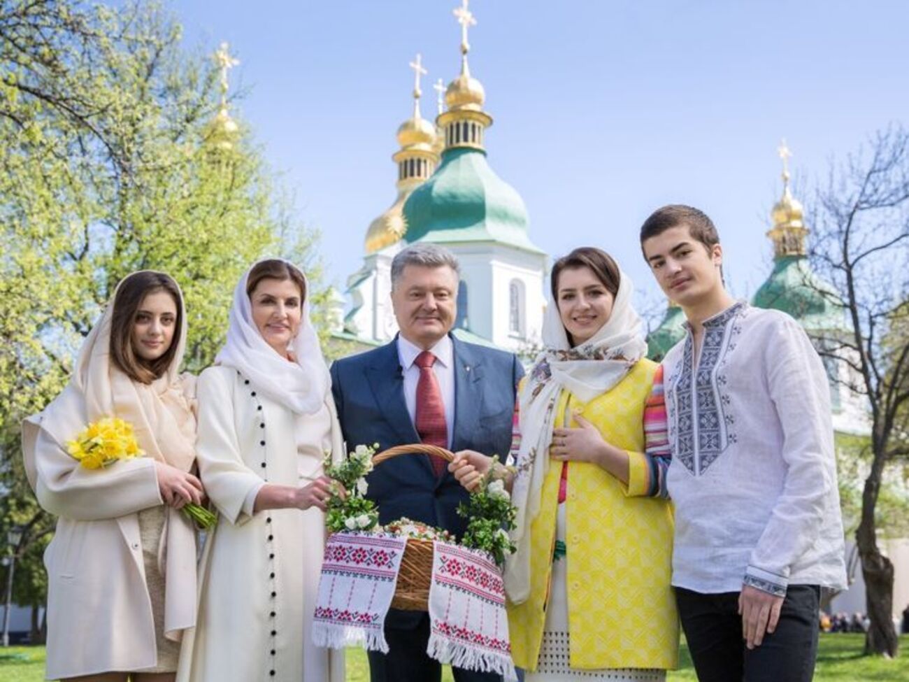 Порошенко: Дорогі українці, бажаю всім душевного тепла, здоров'я, щастя, а також твердої віри