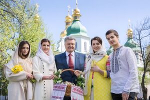 Порошенко: Дорогие украинцы, желаю всем душевного тепла, здоровья, счастья, а также твердой веры