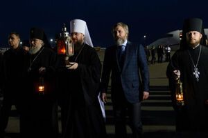 Благодатний вогонь привезли до України