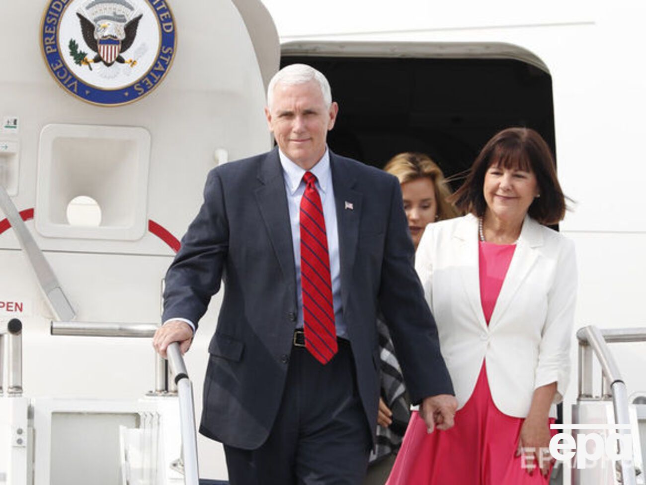 Пенс прибыл с визитом в Южную Корею