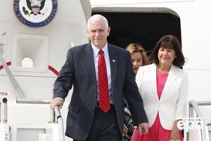 Пенс прибыл с визитом в Южную Корею
