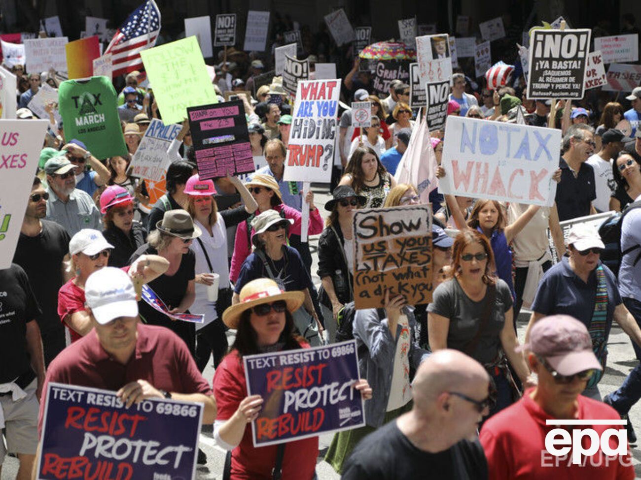 15 апреля в США десятки тысяч людей вышли на улицу, чтобы потребовать от президента Трампа обнародовать свою налоговую декларацию