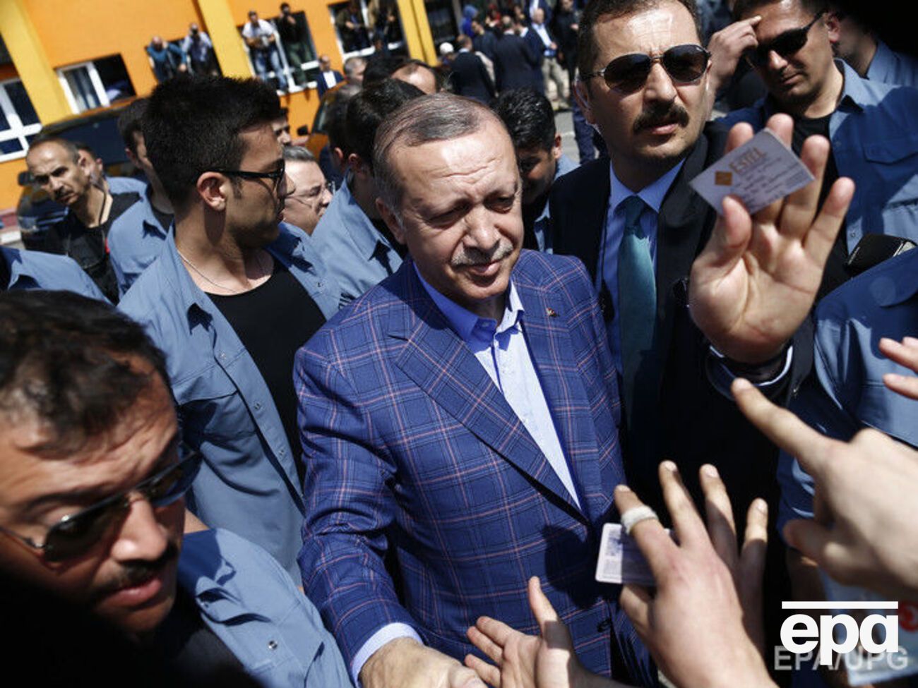 Anadolu пишет, что Эрдоган уже начал получать поздравления от лидеров "многих стран"