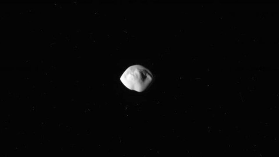 Cassini сфотографировал спутник Сатурна