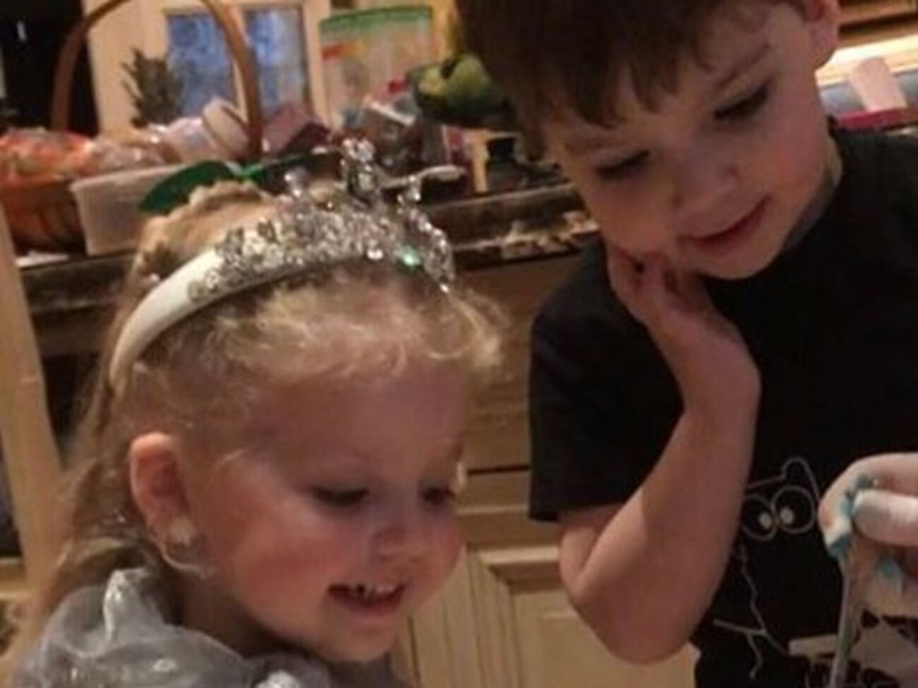 Ліза й Гаррі позували з великодніми атрибутами